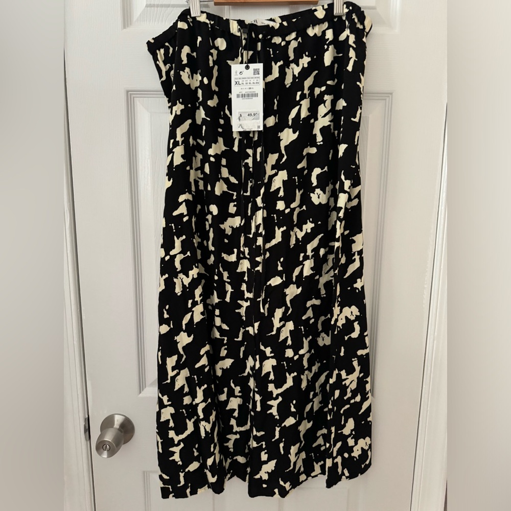 Gorgeous flowy skirt, NWT, XL, Zara, in black and nude print